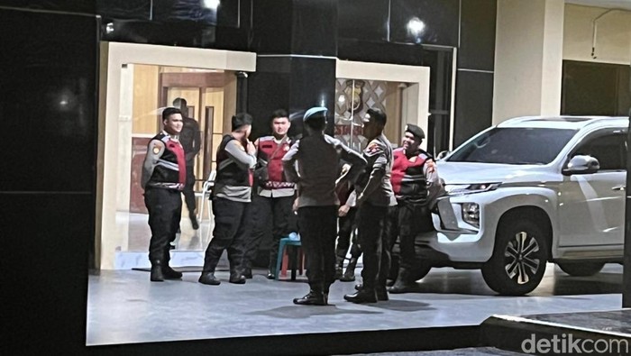 Beredar kabar sejumlah pejabat Pemerintah Provinsi Bengkulu terjaring operasi tangkap tangan (OTT) Komisi Pemberantasan Korupsi (KPK). Mereka diperiksa di Mapolresta Bengkulu