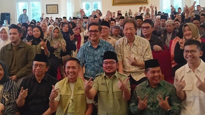 Foto bersama tim Marzuki Alie dan calon Wali Kota Palembang nomor urut dua Ratu Dewa-Prima Salam