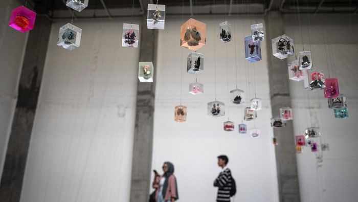 Pengunjung berada di dekat karya seni rupa instalasi yang ditampilkan dalam pameran tunggal Hyun Nahm bertajuk Kawah Ojol di Galeri ROH, Jakarta, Sabtu (23/11/2024). Pameran yang menceritakan tentang penjelajahan Hyun Nahm terhadap aspek ekonomi pertunjukan dan aspek bentang alam vulkanis itu berlangsung hingga 5 Januari 2025. ANTARA FOTO/Aprillio Akbar/foc.