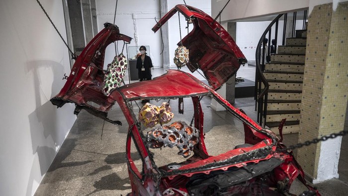 Pengunjung berada di dekat karya seni rupa instalasi yang ditampilkan dalam pameran tunggal Hyun Nahm bertajuk Kawah Ojol di Galeri ROH, Jakarta, Sabtu (23/11/2024). Pameran yang menceritakan tentang penjelajahan Hyun Nahm terhadap aspek ekonomi pertunjukan dan aspek bentang alam vulkanis itu berlangsung hingga 5 Januari 2025. ANTARA FOTO/Aprillio Akbar/foc.