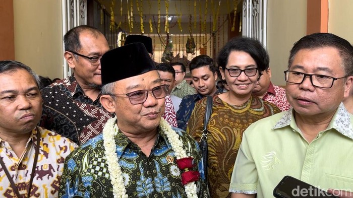Mendikdasmen Abdul Muti (pakai peci) saat kunker di Medan. (Kartika Sari/ddetikSumut)
