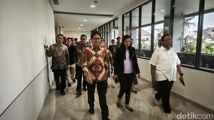 Menkes Budi Gunadi Sadikin meninjau RS Kardiologi Emirates-Indonesia di Solo, Sabtu (23/11/2024).