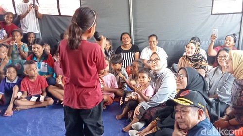 Menteri PPA Arifah Fauzi berinteraksi dengan anak-anak di pengungsian Desa Bokang, Flores Timur, Sabtu (23/11/2024).