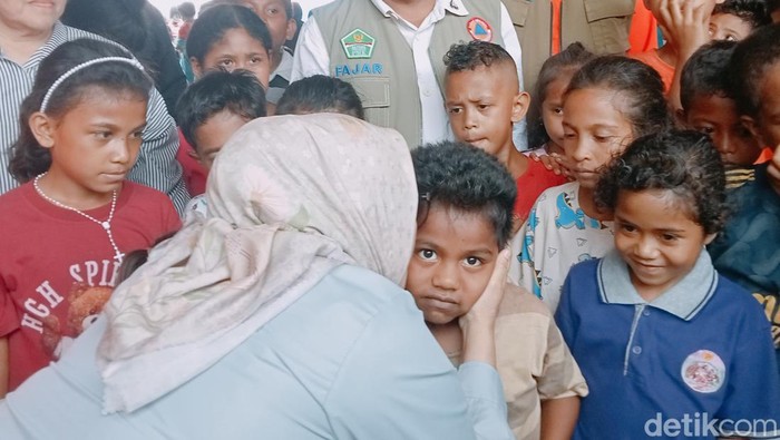 Menteri PPA Arifah Fauzi berinteraksi dengan anak-anak di pengungsian Desa Bokang, Flores Timur, Sabtu (23/11/2024).