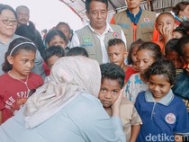 Menteri PPPA Peluk Cium Anak-anak Pengungsi Lewotobi, Beri Dukungan Psikososial