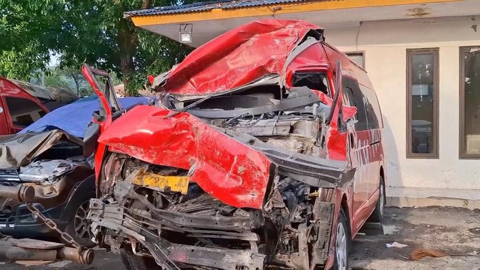 Mobil ancur usai terlibat kecelakaan.