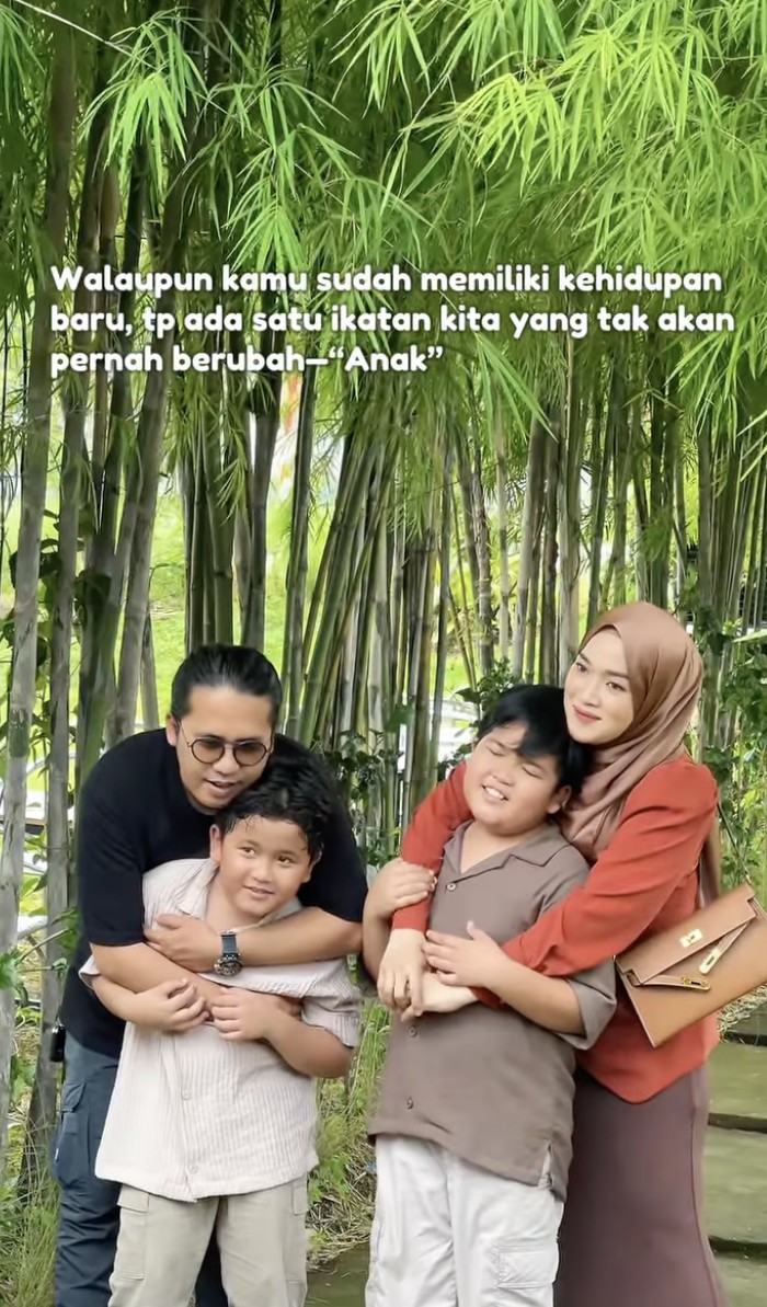 Momen Ririe Fairus Piknik Ditemani Makanan Enak hingga Minum Es Kopi Momen Ririe Fairus Piknik Ditemani Makanan Enak hingga Minum Es Kopi