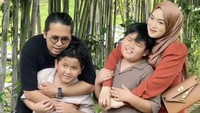 Sebelumnya pada 2021 ramai kabar yang menyebut Nissa Sabyan adalah orang ketiga dalam rumah tangga Ayus dan Ririe. Keduanya akhirnya bercerai, tapi tetap menjaga hubungan baik demi anak. Foto: Instagram ririe_fairus