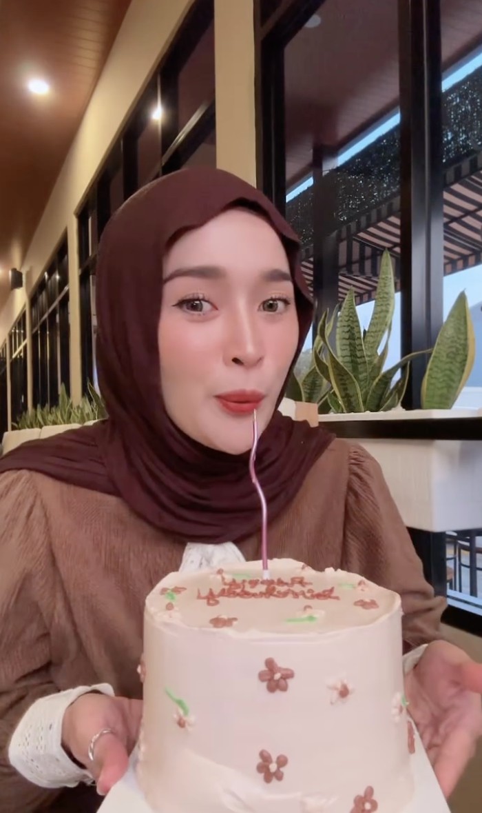 Momen Ririe Fairus Piknik Ditemani Makanan Enak hingga Minum Es Kopi Momen Ririe Fairus Piknik Ditemani Makanan Enak hingga Minum Es Kopi