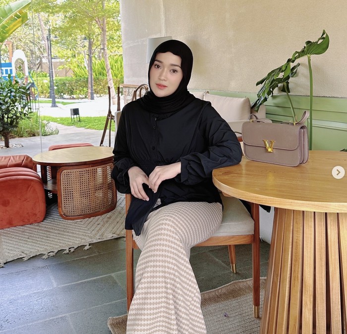 Momen Ririe Fairus Piknik Ditemani Makanan Enak hingga Minum Es Kopi Momen Ririe Fairus Piknik Ditemani Makanan Enak hingga Minum Es Kopi