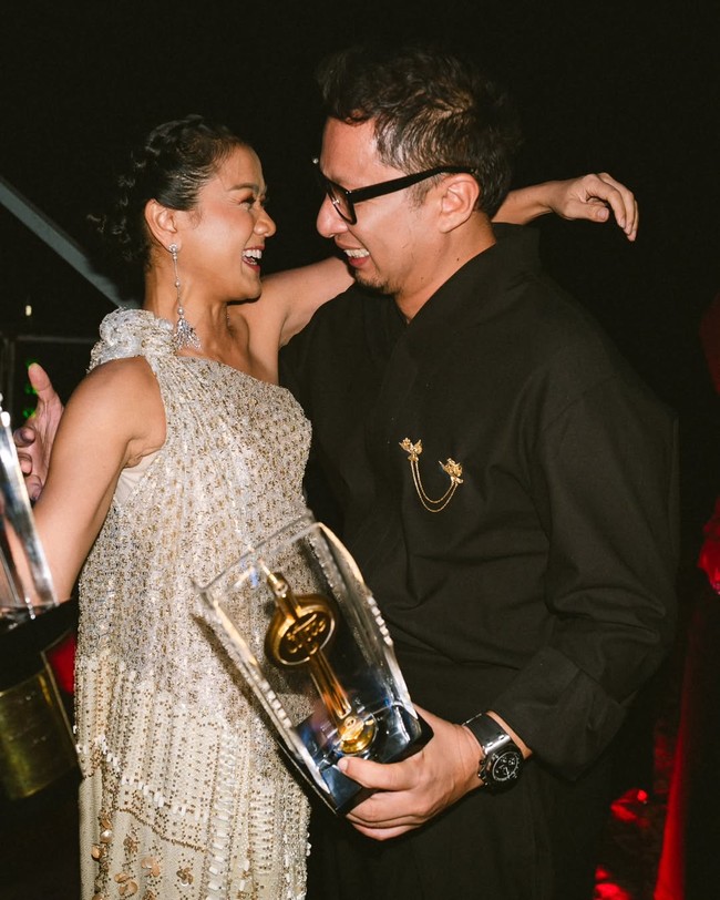 Nirina Zubir menerima Piala Citra sebagai aktris terbaik lewat film ‘Jatuh Cinta Seperti di Film-film’. Sebelumnya pada 2006, dia mendapatkan penghargaan yang sama berkat aktingnya di film ‘Heart’. Foto: Instagram/@hagaipakan @agrasuseno