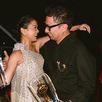 Nirina Zubir menerima Piala Citra sebagai aktris terbaik lewat film ‘Jatuh Cinta Seperti di Film-film’. Sebelumnya pada 2006, dia mendapatkan penghargaan yang sama berkat aktingnya di film ‘Heart’. Foto: Instagram/@hagaipakan @agrasuseno