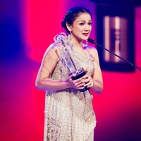 Wanita 44 tahun ini melengkapi busananya dengan anting rantai panjang dari koleksi Epa Jewel. Bibirnya dipulas lipstik merah menambah kesan glamor. Foto: Instagram/@hagaipakan @agrasuseno