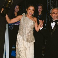 Menerima Piala Citra untuk kedua kalinya, presenter sekaligus aktris ini cantik dan elegan dalam balutan gaun one-shoulder rancangan Biyan Wanaatmadja. Foto: Instagram/@hagaipakan @agrasuseno