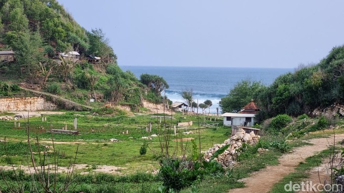 Suasana di Pantai Sanglen, Kemadang, Tanjungsari, Gunungkidul yang sangat sepi, Sabtu (23/11/2024).