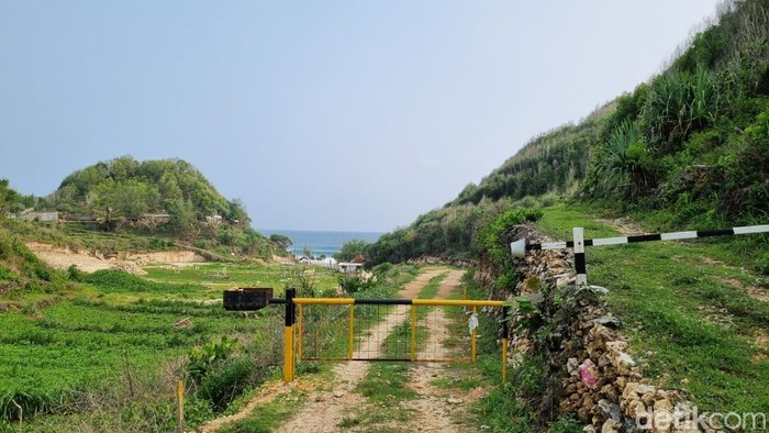 Suasana di Pantai Sanglen, Kemadang, Tanjungsari, Gunungkidul yang sangat sepi, Sabtu (23/11/2024).