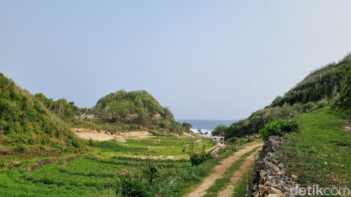 Suasana di Pantai Sanglen, Kemadang, Tanjungsari, Gunungkidul yang sangat sepi, Sabtu (23/11/2024).