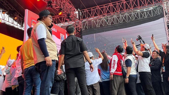 Pasangan RIDO simulasi coblos dirinya di surat suara (Anggi/detikcom)