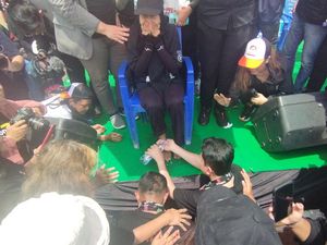 Video: Momen Dharma-Kun Cuci dan Cium Kaki Emak-emak Relawan di Kampanye Akbar