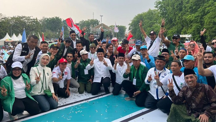 Paslon SAE bersama pendukungnya di Pilbup Sidoarjo 2024.