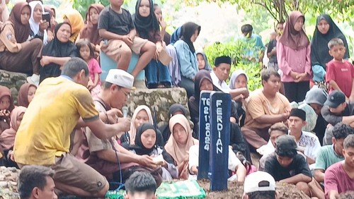 Pemakaman pelajar yang tewas akibat ditusuk orang tak dikenal saat kampanye akbar calon wali kota dan wakil wali kota Bima, Arahman Abidin-Feri Sofiyan (Man-Feri), Santu (16/11/2024). (Rafiin/detikBali)