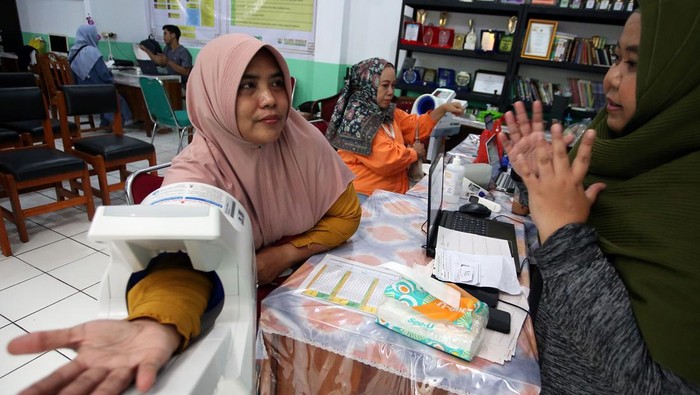 Tenaga kesehatan dari Rumah Sakit Umum Daerah (RSUD) Kota Tangerang Selatan melakukan pemeriksaan Elektrokardiogram (EKG) atau rekam jantung seorang jamaah calon haji di KBIH Daarul Hikmah, Pamulang, Tangerang Selatan, Banten, Sabtu (23/11/2024). Dinas Kesehatan Kota Tangerang Selatan menargetkan sebelum datangnya Bulan Ramadhan seluruh Jamaah Calon Haji 1446 H / 2025 asal Tangsel sudah melakukan cek kesehatan menyeluruh, yang menjadi syarat wajib untuk menunaikan ibadah haji. ANTARA FOTO/Muhammad Iqbal/foc.