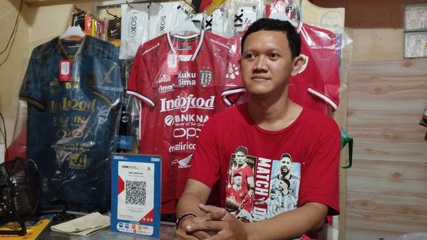 Pemilik toko Red's Jersey, I Putu Mardika, Selasa (19/11/2024). Red's Jersey menjual merchandise Bali United orisinal.