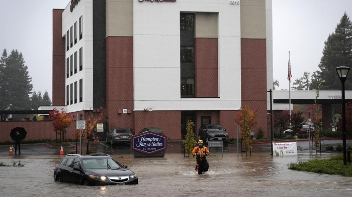 Penampakan Deretan Mobil Terendam Banjir di California Hujan deras mengakibatkan banjir di Santa Rosa dan Windsor, California. Banjir itu merendam sejumlah mobil.