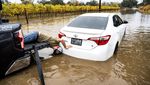 Penampakan Deretan Mobil Terendam Banjir di California