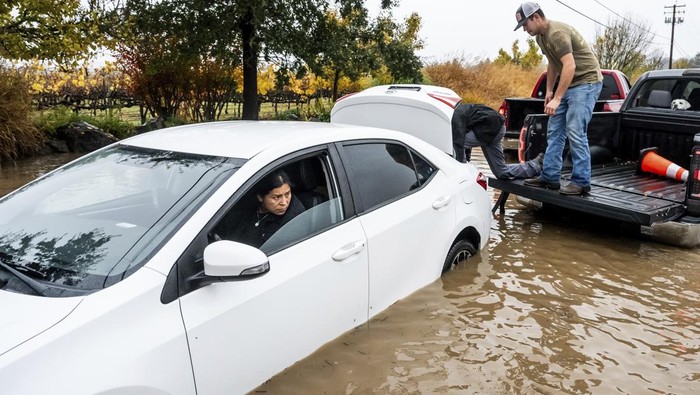Penampakan Deretan Mobil Terendam Banjir di California Hujan deras mengakibatkan banjir di Santa Rosa dan Windsor, California. Banjir itu merendam sejumlah mobil.