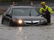Penampakan Deretan Mobil Terendam Banjir di California