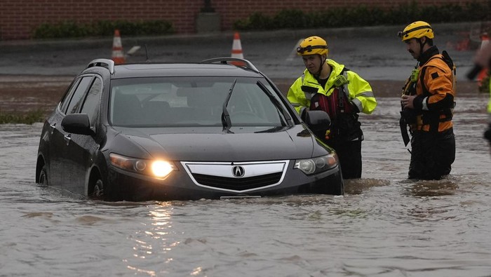 Penampakan Deretan Mobil Terendam Banjir di California Hujan deras mengakibatkan banjir di Santa Rosa dan Windsor, California. Banjir itu merendam sejumlah mobil.