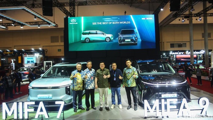 Penampakan Mobil China Seharga Rp 788 juta dan Rp 1,08 M Pameran otomotif Gaikindo Jakarta Auto Week (GJAW) 2024 di ICE BSD City, Tangerang, Banten, diikuti model dan merk baru yang masuk Indonesia, salah satunya Maxus. Pada hari pertama GJAW 2024, produsen mobil listrik asal Tiongkok yang diboyong Indomobil Group sebagai Agen Tunggal Pemegang Merek (ATPM) tersebut resmi meluncurkan dua MPV listrik andalannya Mifa 7 dan Mifa 9.