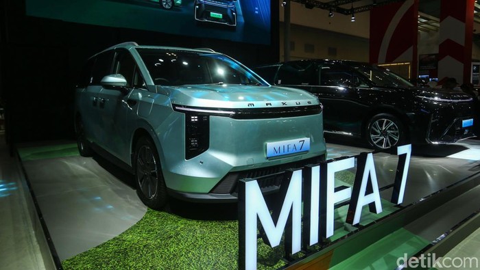 Pameran otomotif Gaikindo Jakarta Auto Week (GJAW) 2024 di ICE BSD City, Tangerang, Banten, diikuti model dan merk baru yang masuk Indonesia, salah satunya Maxus. Pada hari pertama GJAW 2024, produsen mobil listrik asal Tiongkok yang diboyong Indomobil Group sebagai Agen Tunggal Pemegang Merek (ATPM) tersebut resmi meluncurkan dua MPV listrik andalannya Mifa 7 dan Mifa 9.