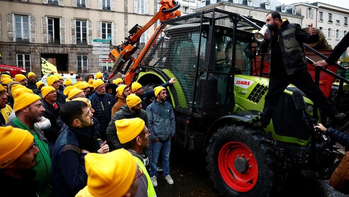 Petani Prancis menggelar protes besar di Limoges, menentang perjanjian UE-Mercosur. Mereka menuntut bantuan sosial setelah hasil panen terpengaruh cuaca buruk.