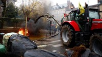 Petani Prancis dari Coordination Rurale membuang lumpur dan limbah di depan Prefektur Haute-Vienne, Limoges, untuk menentang perjanjian perdagangan UE-Mercosur, Rabu, (19/11/2024).