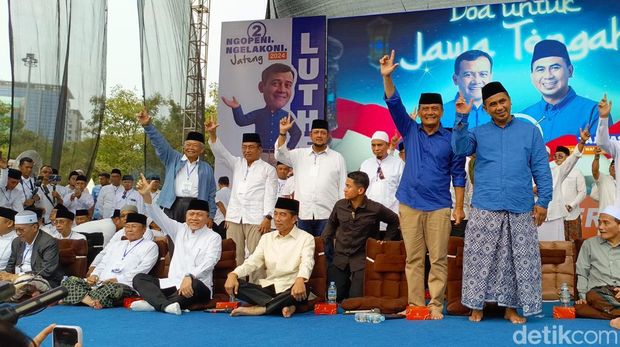 Presiden Ke-7 RI Jokowi saat hadir dalam doa bersama paslon Pilgub Jateng nomor urut 2, Ahmad Luthfi-Taj Yasin Maimoen, di Simpang Lima Semarang, Sabtu (23/11/2024).