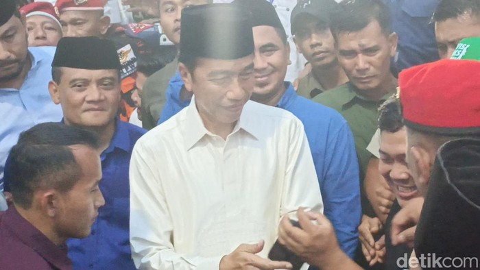Presiden Ke-7 RI Jokowi saat hadir dalam Doa Bersama untuk Jawa Tengah di Simpang Lima Semarang, Sabtu (23/11/2024).