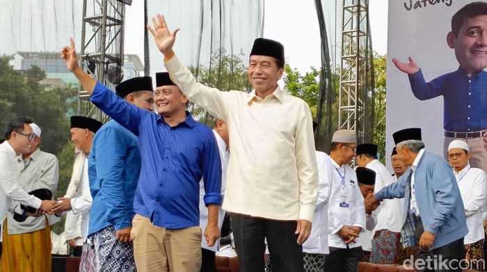 Presiden Ke-7 RI Jokowi saat hadir dalam doa bersama paslon Pilgub Jateng nomor urut 2, Ahmad Luthfi-Taj Yasin Maimoen, di Simpang Lima Semarang, Sabtu (23/11/2024).