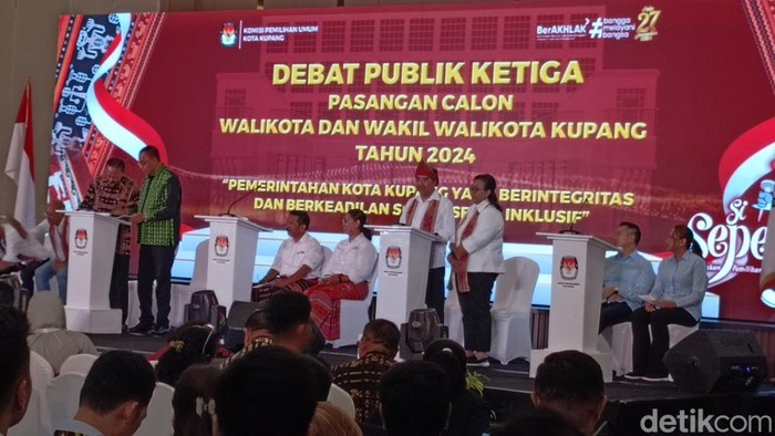 Sesi tanya-jawab antar paslon nomor urut 2 dan paslon nomor urut 4, saat debat ketiga Pilwakot Kupang. (Simon Selly/detikBali)