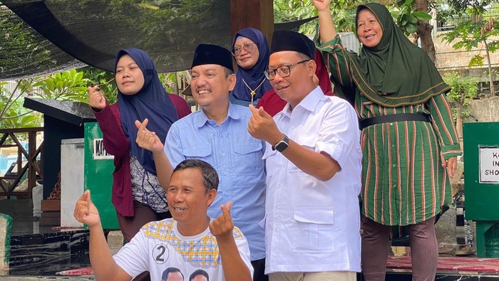 Paslon Wali Kota-Wakil Walikota Semarang Yoyok-Joss usai berziarah ke makam Kiai Sholeh Darat di TPU Bergota, Semarang, Sabtu (23/11/2024).