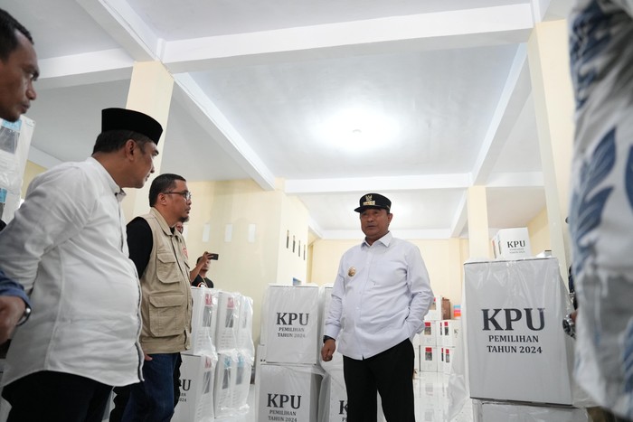 Pj Gubernur Sulbar Cek Logistik-Kesiapan Layanan Kesehatan Jelang Pilkada