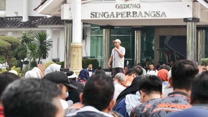 Pjs Bupati Karawang Teppy Wawan Dharmawan saat memberi arahan kepada ASN di HKN Karawang 2024