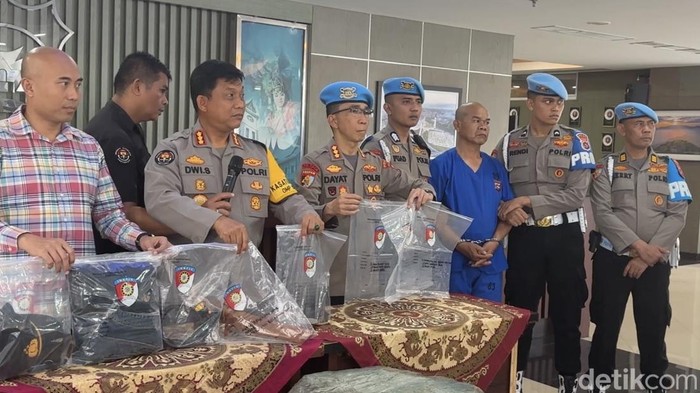 Polda Sumbar memperlihatkan AKP Dadang Iskandar beserta barang bukti saat konferensi pers kasus penembakan Kasat Reskrim Polres Solok Selatan AKP Ryanto Ulil Anshar. (Jeka Kampai/detikSumut)