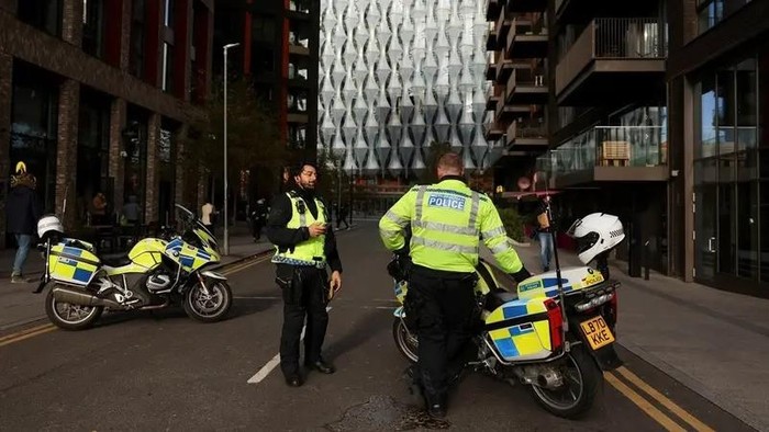 Police officers block the street near the US Embassy, amid ongoing investigation following an incident in London, Britain, on November 22, 2024. (Reuters)
