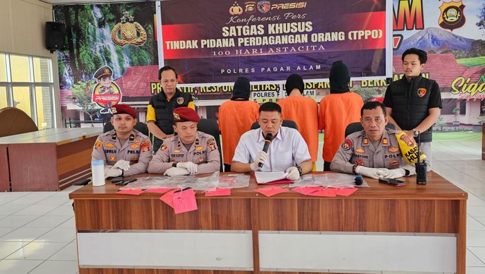 Polisi saat melakukan pers rilis di Mapolres Pagar Alam terkait kasus TPPO