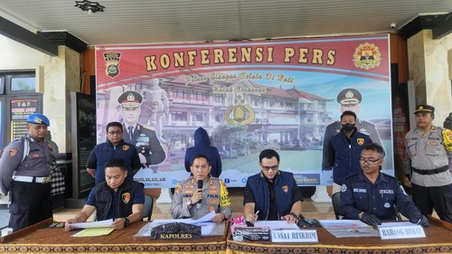 Polres Gianyar merilis kasus pengungkapan calo CPNS dan PPPK yang dilakukan pegawai kontrak Pemkab Gianyar, Sabtu (23/11/2024). (Putu Krista/detikBali)