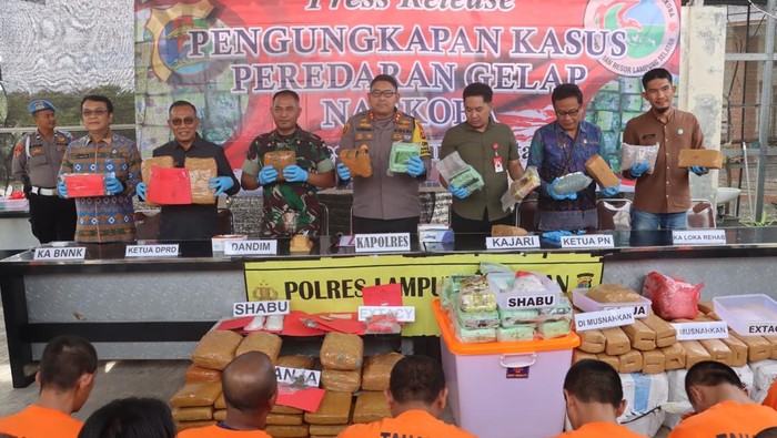 Polres Lampung Selatan mengungkap dua jaringan narkoba antar provinsi.
