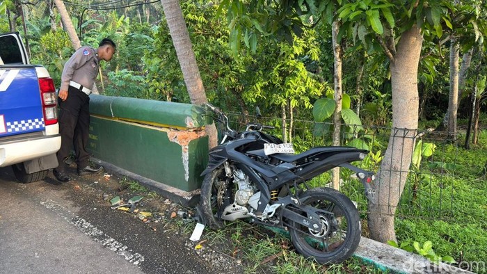 Potret motor ringsek usai tabrak buk jembatan di Pengasih, Kulon Progo, Sabtu (23/11/2024).