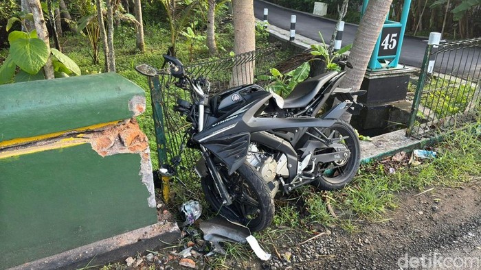 Potret motor ringsek usai tabrak buk jembatan di Pengasih, Kulon Progo, Sabtu (23/11/2024).
